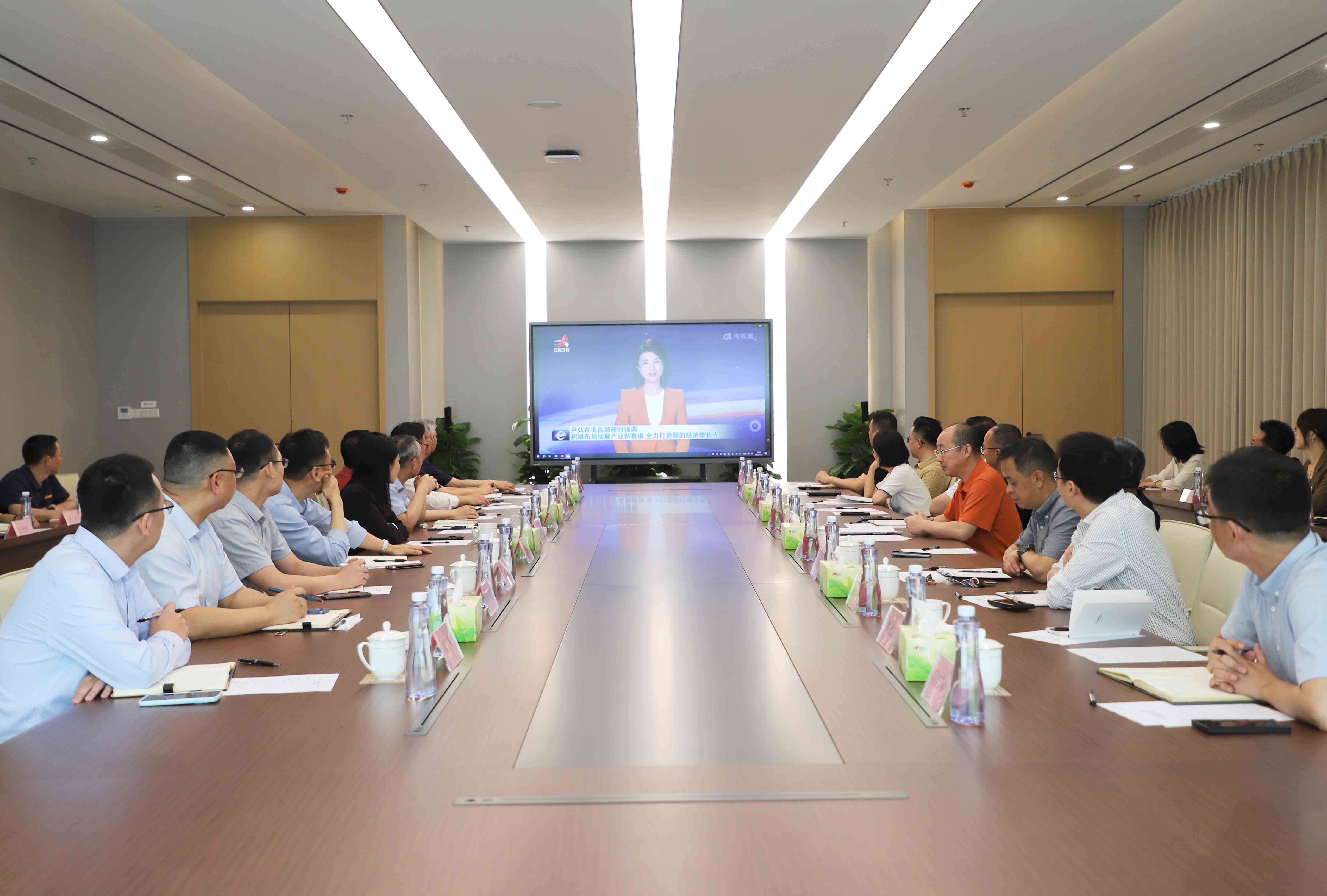 联创光电召开传达落实省委书记尹弘调研指示精神工作部署会
